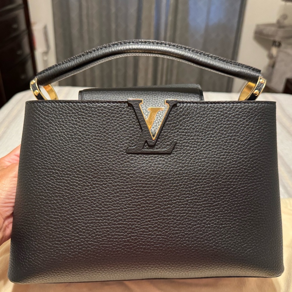 Louis Vuitton
Capucines Bag Leather MM - Black - Excellent Condition